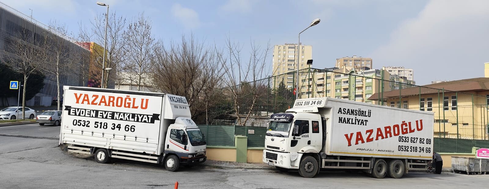 Yazaroğlu yazılı iki nakliye aracının dış mekândaki görünümü