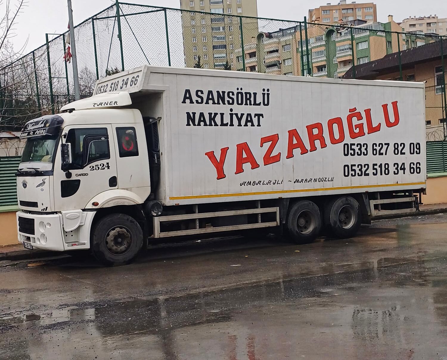 Büyük nakliye aracı. Aracın yandan görünümü.