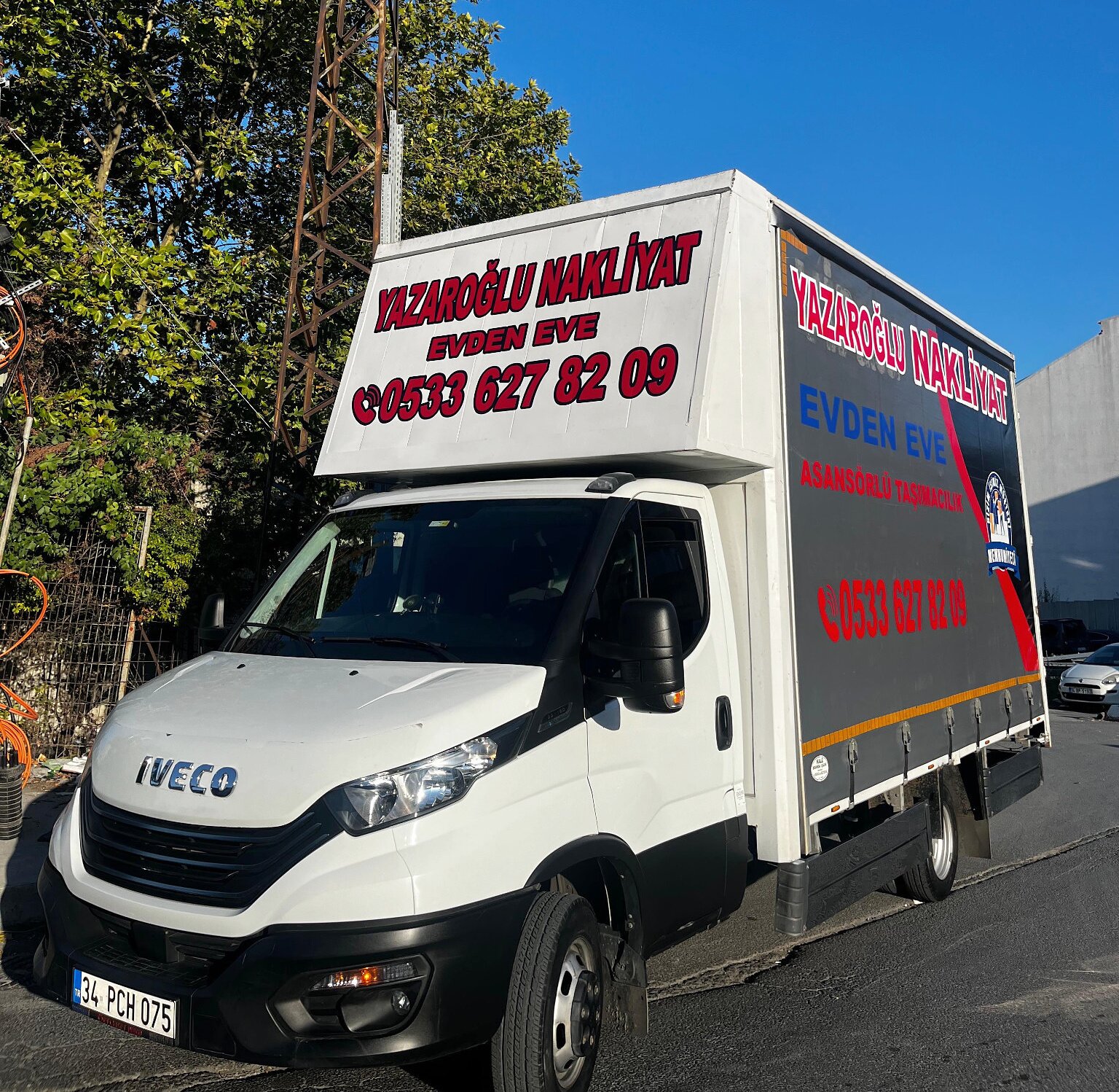 Yazaroğlu Nakliyat yazılı Iveco aracın gündüz görünümü