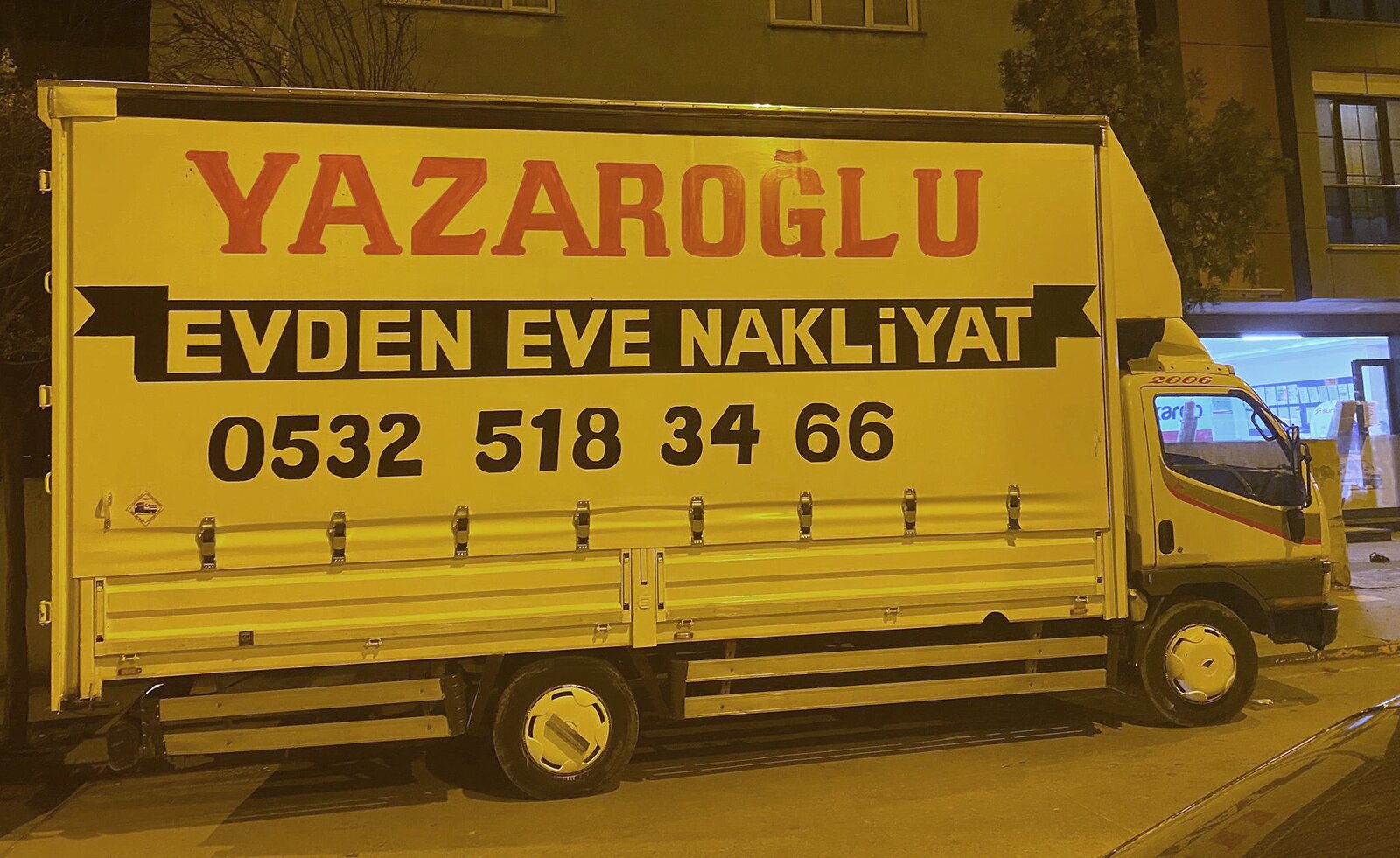 Gece çekiminden. Sokak aydınlatmasının sıcak tonları korunmuştur.